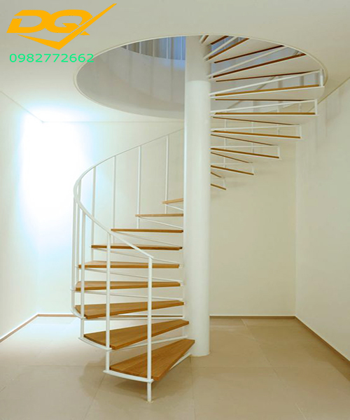 Cầu thang xoắn ốc kết hợp với mặt bậc gỗ lim nam phi đẹp và sang trọng cho ngôi nhà của bạn