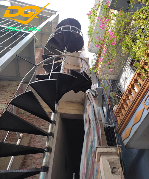 Mẫu Cầu thang xoắn ốc bằng sắt ngoài trời đẹp giá rẻ tiết kiệm diện tích tiết kiệm không gian chi phí lại rẻ