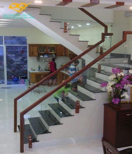 Cầu thang kính cường lực inox 304 là một lựa chọn hoàn hảo cho các không gian hiện đại. Với sự kết hợp giữa kính và inox cao cấp, chúng mang lại sự đẳng cấp và thanh lịch cho không gian ngôi nhà của bạn trong năm